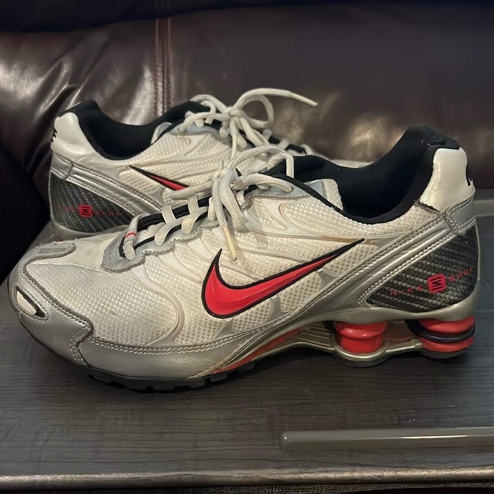 Comfy vintage Nike Shox. Size 7Y equivalent to Women’s 8.5 or Men’s 7.